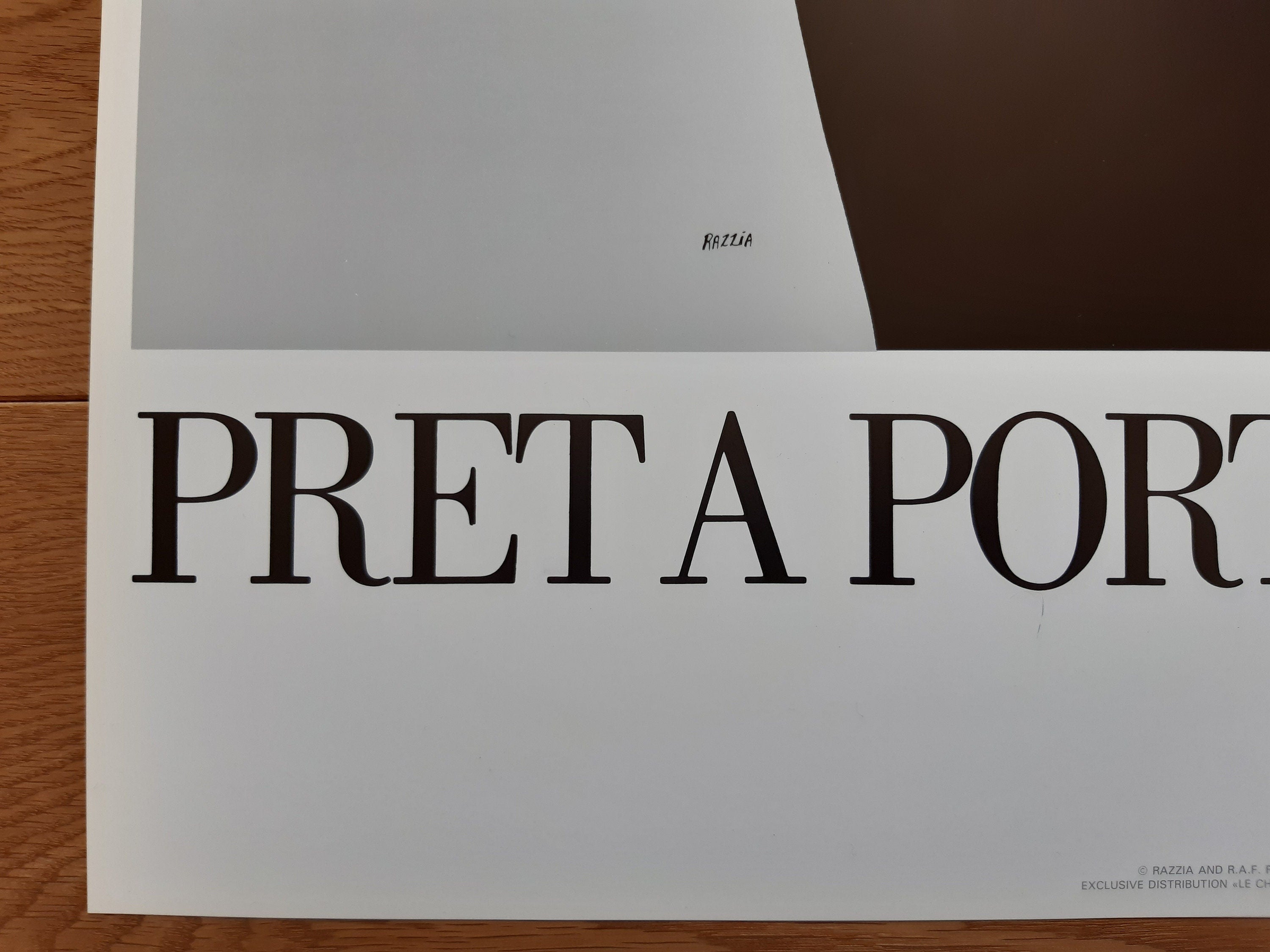 Prêt-à-porter Feminin Paris Razzia Poster – 60×90 cm