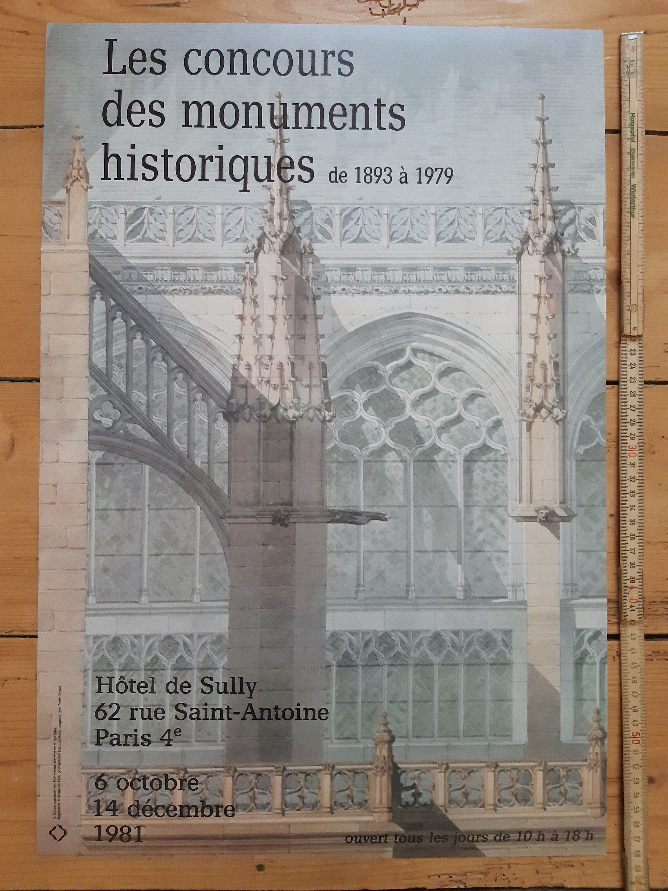 Ausstellungsposter zur historischen Architektur von Notre Dame Paris – 35,5 × 59 cm (14,0 × 23,2 Zoll)